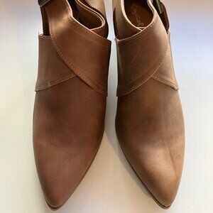 NEW Qupid Pointed Shoes Criss-Cross Design w/Buckle, Light Brown Size 9